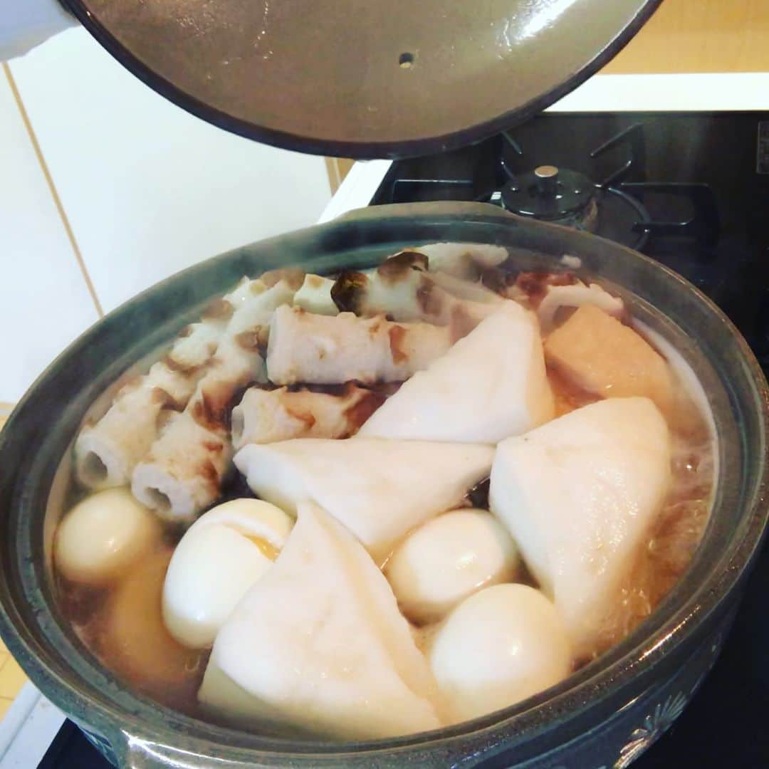 信濃岳夫さんのインスタグラム写真 - (信濃岳夫Instagram)「‪え！？中部地方ではおでんと白ご飯を一緒に食べるってほんま？‬ ‪今日はおでんを作ってみました。‬ # #しなちゃんキッチン #YouTubeから #丸パクリレシピ」4月12日 4時51分 - takeoshinano