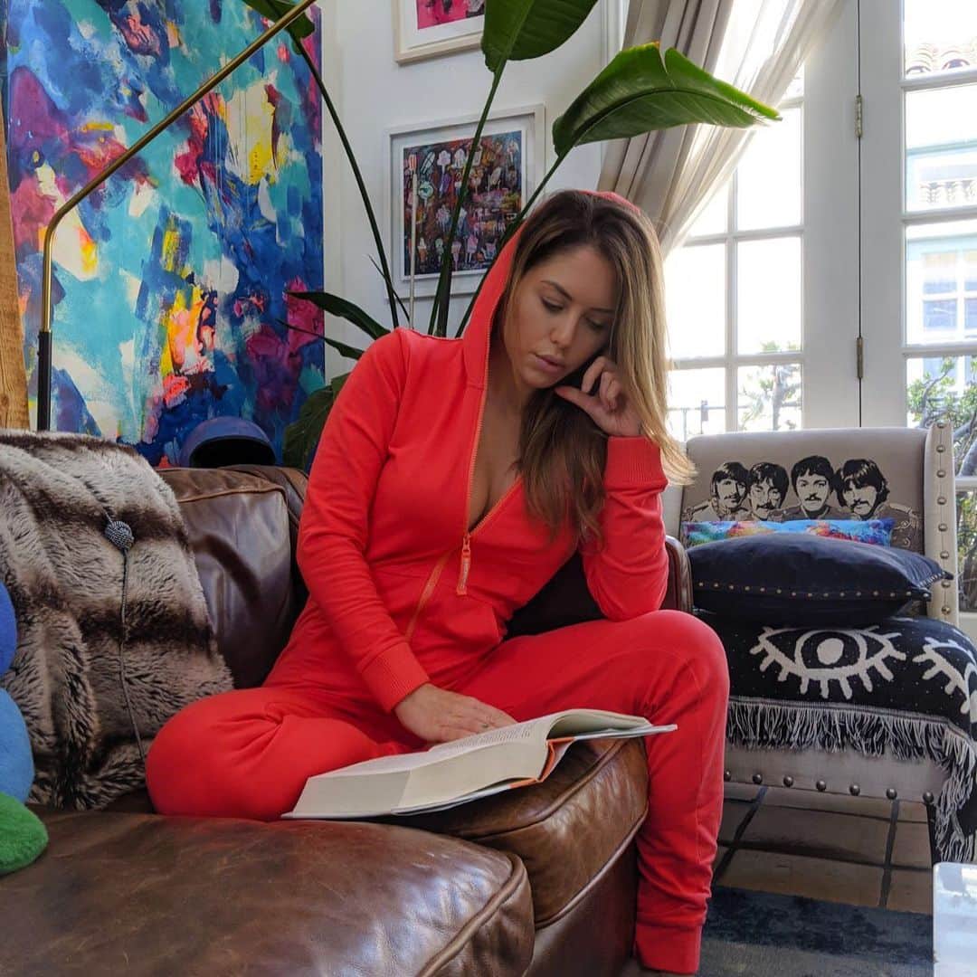 ブリトニー・パーマーさんのインスタグラム写真 - (ブリトニー・パーマーInstagram)「A few things I’ve learned during Quarantine:  1. Dishes multiply overnight  2. I really don’t like puzzles  3. It’s OK to wear pajamas all day long.  Currently reading:  Boom by Michael Shnayerson」4月12日 5時20分 - brittneypalmer