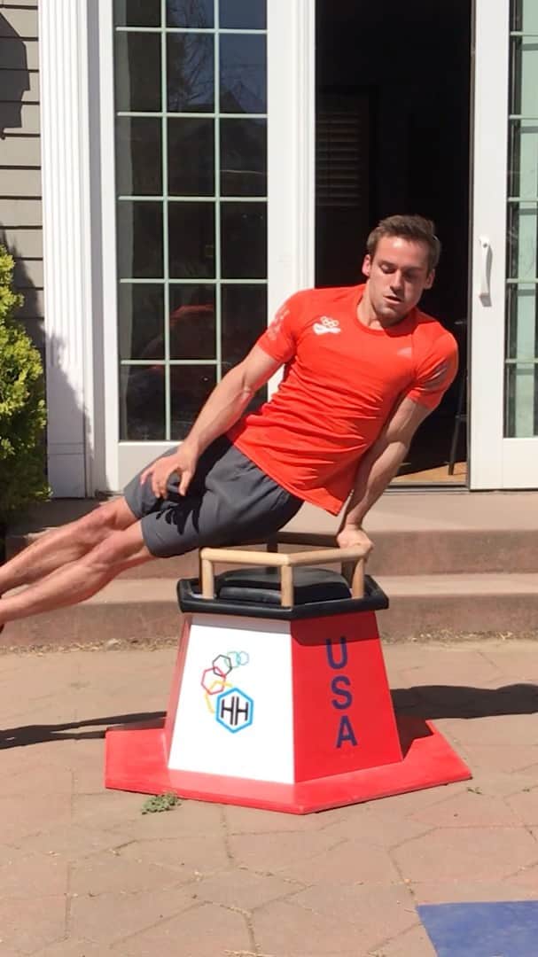 サミュエル・ミクラクのインスタグラム：「5x Presses to handstand push-up 25 Pommel circles 5 Burpee Backflips 25 Pommel circles 50 Jump ropes 25 Mushroom circles」