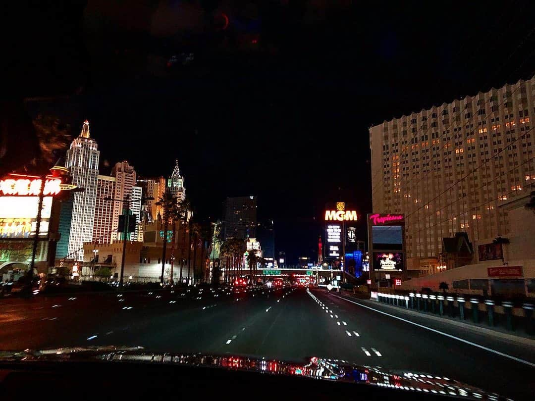 ダニエル・カングさんのインスタグラム写真 - (ダニエル・カングInstagram)「We know you miss those Vegas, nights under the bright neon lights. But we don’t have to be together to stand together. Let’s celebrate together when this over. Vegas misses you too ♥️ @mgmresortsintl #MLife ♥️ this is what matters right now. Getting back on our feet. Helping each other 🙏」4月12日 5時31分 - daniellekang