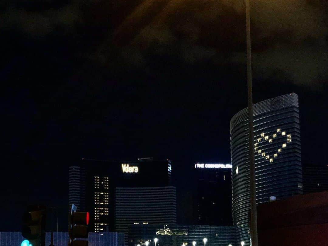 ダニエル・カングさんのインスタグラム写真 - (ダニエル・カングInstagram)「We know you miss those Vegas, nights under the bright neon lights. But we don’t have to be together to stand together. Let’s celebrate together when this over. Vegas misses you too ♥️ @mgmresortsintl #MLife ♥️ this is what matters right now. Getting back on our feet. Helping each other 🙏」4月12日 5時31分 - daniellekang