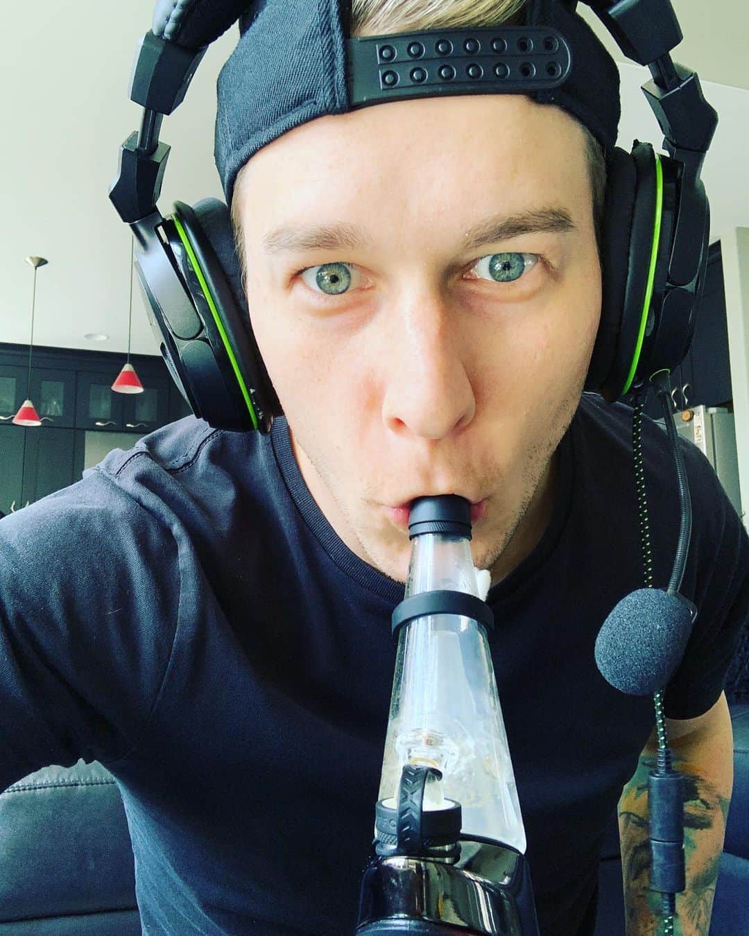 ジャスティン・ヒルズのインスタグラム：「@playstation  @puffco @turtlebeach @thewave_concentrates keeping me sane」