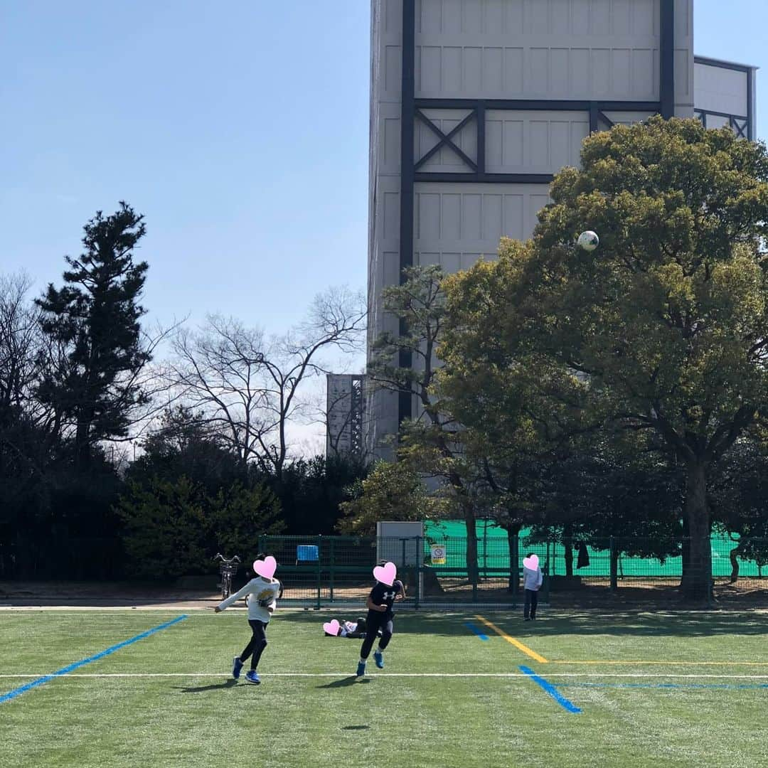 芝本裕子さんのインスタグラム写真 - (芝本裕子Instagram)「学校に行けば普通に会えているお友達。お友達に会えず、家にずっといるので、子供も本当にストレスマックス…で、昨日何気なくLINEのグループ電話をビデオにしてしゃべったら、すごく嬉しそうだった‼️この前もやってみたけど、便利な世の中なもので、こうやって何人かと同時にお顔見ながらしゃべれる時代。zoomには乗り遅れてますが、LINEのビデオ通話でも十分‼️久々お友達と喋れて楽しそうな息子を見ることが出来て嬉しかった〜❤️ 写真のように早くお外でまたお友達と一緒に遊べるようになるといいね‼️ 今日は午後からお天気悪くなりそうだし…昼までに家の前で学校からの課題の縄跳びでもしますかね… その縄跳びもLINEのビデオ通話でみんなでしたら楽しいかな…提案してみようかな😆  #bestfriends #friends #line #ビデオ通話 #便利な世の中 #stayhome #stayathome #staysafe #shiba_u」4月12日 6時44分 - yukoshibamoto