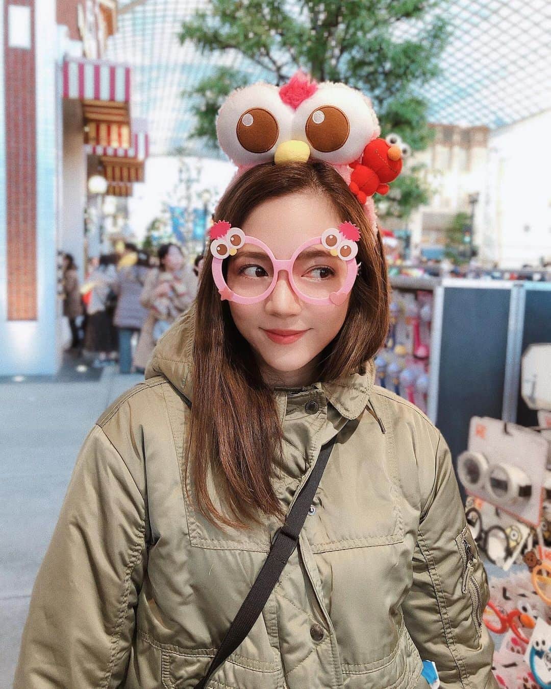 のインスタグラム：「🧡ᴛʜʀᴏᴡʙᴀᴄᴋ ᴛᴏ ʟᴀsᴛ ʏᴇᴀʀ. ☺︎ . . わたしのカメラロールはどこにも載せてない旅写真の宝庫…🤭 そんな旅写真たちをランダムにあげ始めます😚🌼 まずは去年お仕事で大阪に前乗りしたとき久しぶりに行ったUSJ🤍🇯🇵数時間だったけどじゅーぶん楽しめました🥳 . . #耳とかはつけます #これはやかましすぎ笑 #顔周辺に目はいくつあるでしょう🤪 #旅するヴァイオリニストin大阪 #USJ #Universalstudiojapan #tbt #throwbackThursday #tb #Osaka#Japan#Violinist#Artist#Traveler#music#love#happy#musicianslife#life#girl#相知明日香#旅するヴァイオリニスト#旅#旅行#東京#日本#ヴァイオリン#ヴァイオリニスト#ユニバーサルスタジオジャパン#大阪」