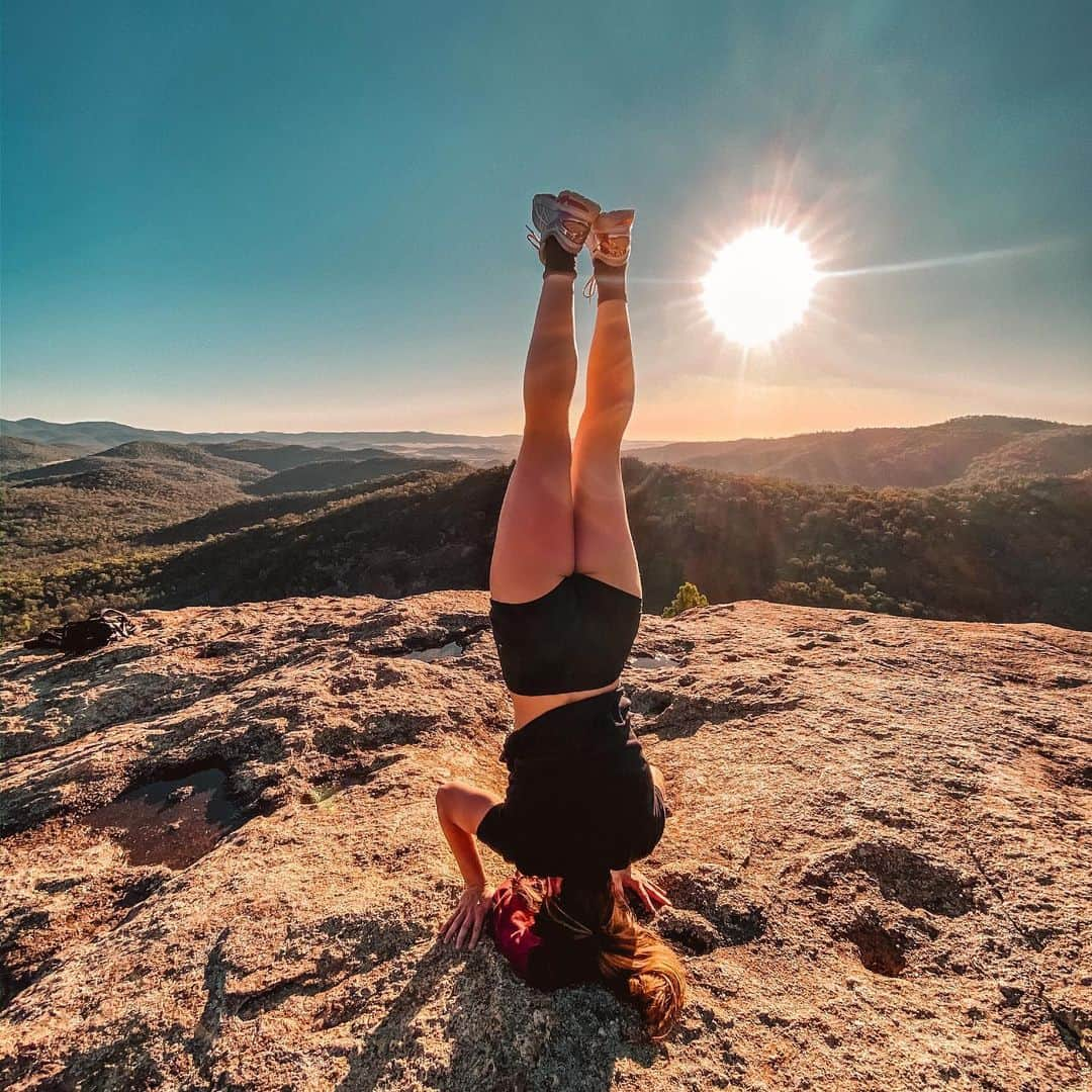 シャルロッテ・キャスリックさんのインスタグラム写真 - (シャルロッテ・キャスリックInstagram)「Hill climb, headstand, smashed phone.. was it worth it? 🤸‍♀️」4月12日 16時20分 - charlottecaslick