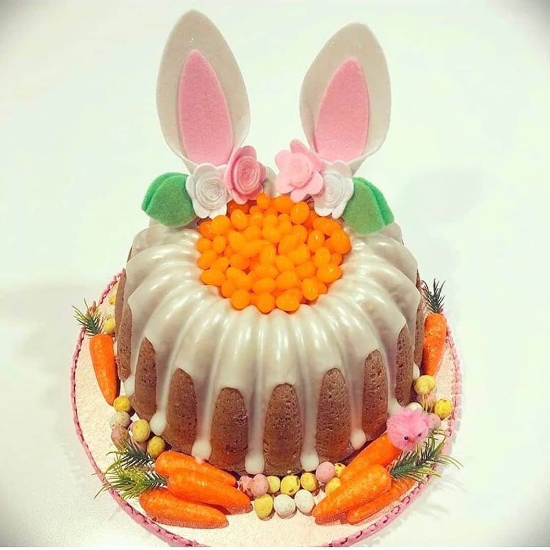 ナイジェラ・ローソンさんのインスタグラム写真 - (ナイジェラ・ローソンInstagram)「Meanwhile, over on @foodim, this smile-inducing Easter Bunny Bundt by @dollybakes is #postoftheweek. And she has given us the recipe for it, which you can get on the @Foodim Insta account, so anyone can have it, not just those in the Foodim family. Happy Easter!」4月12日 16時25分 - nigellalawson