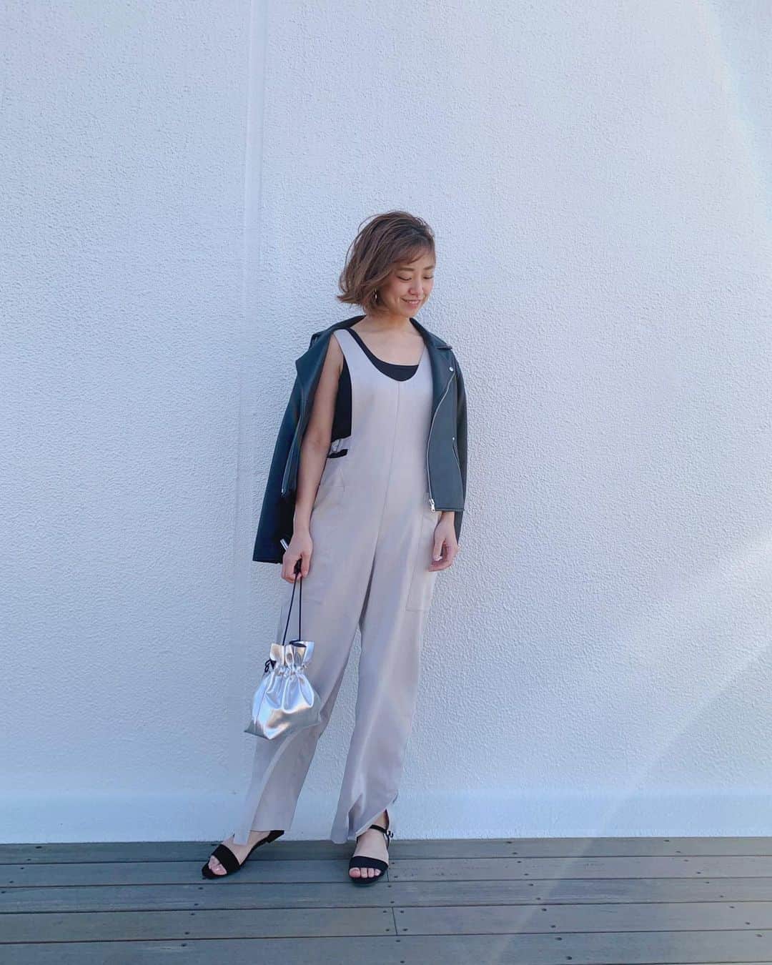 本橋優華のインスタグラム：「早く春服着てお出かけしたい。 だから今は我慢だね。  ネットショッピングばっかしてます！ お掃除しなきゃなはずがしない！ #妄想コーデ #おうち時間 #ss#ridersjacket#rompers#spring#colony2139#unitedarrows#tokyo」