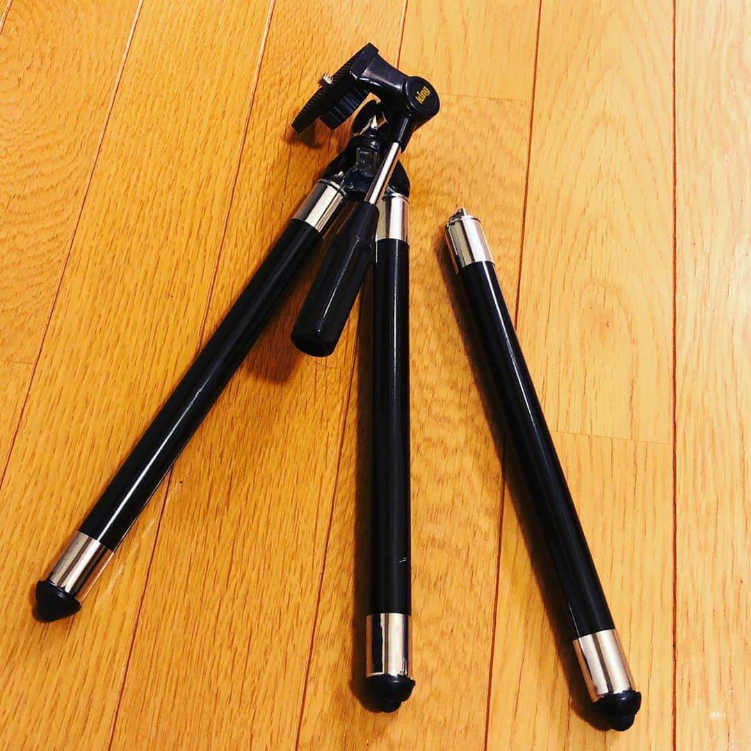 上杉洋史のインスタグラム：「My old tripod broke after I finished recording my YouTube video. #tripod #broke #old」
