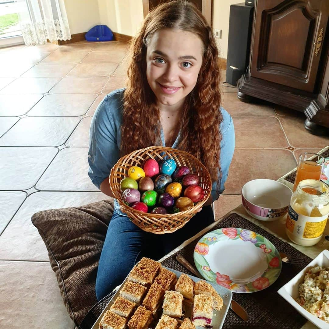 ゴーダ・ブトクテのインスタグラム：「Happy easter everybody 🥚🐰🐇 🐤🐣🐥🌷🌼🌺🌻 . . . . . #easter #happy #quarantinelife #quarantine #ginger #gingerhair #eastereggs #food #love #picoftheday #pictureoftheday #happiness #livingmybestlife #velykos #velykukiausiniai」