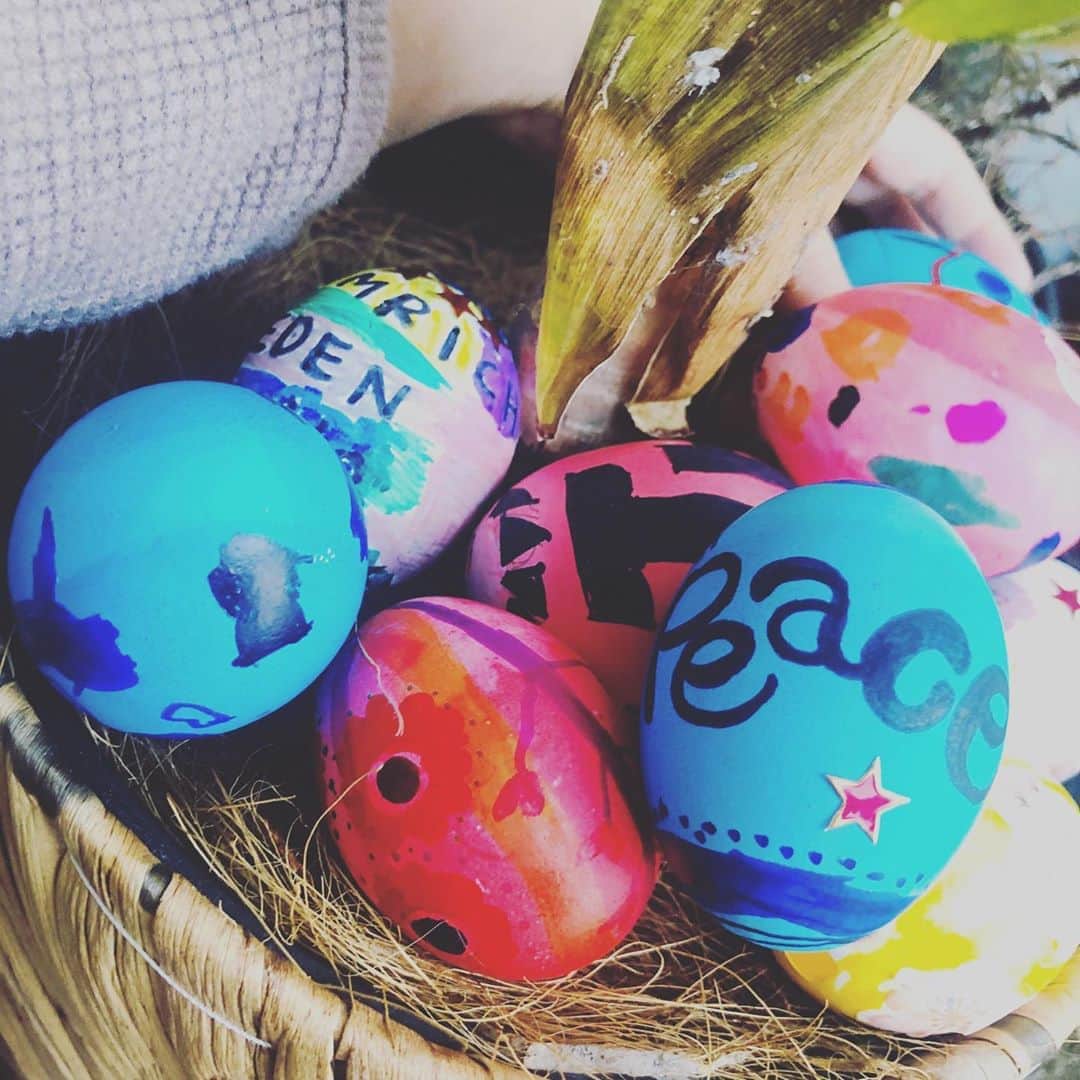 大桑マイミのインスタグラム：「FROHE🐰🥚 OSTERN ＊＊＊＊＊＊＊＊＊＊ 生卵から中身をだして(地道な作業もくもくと……) 殻を　食紅で色をつけてペイントしました。 家族みんなで夢中。  しばらくは🥚卵料理つづきますね。」