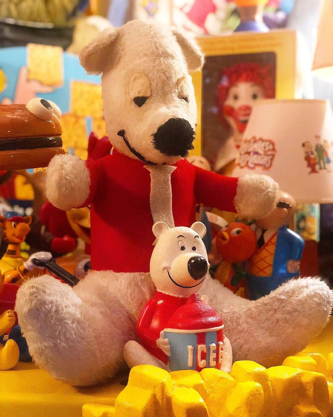 大川知英のインスタグラム：「70's ICEE BEAR Plush Doll🧘🏼‍♂️ ICEEのぬいぐるみバージョンはなんともいえない可愛いらしさだあね🤡🚬upi🇺🇸 #iceebear #plushdoll#70s#お家でおもちゃ #おもちゃウィルス#可愛いぜよ #amecajiboys #takatsubase #アメトイ部キャプテン #YouTube」