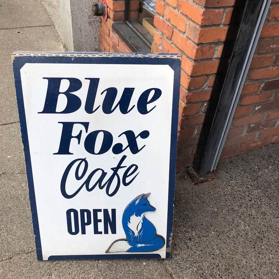 小川沙樹のインスタグラム：「Blue Fox Cafe🦊 平日に行ったのに30分以上並んだ超有名店!! 店員さんにシェアを勧められたのに調子に乗って1人1個頼んだら半分でお腹いっぱいになりました😵 日本人は男性でも完食できない人がいるので絶対シェアするのが良いです!（現地の人は普通に1人1個食べてた） ちなみに私は昼ごはんとして食べたけど現地の人はブランチとして食べるそうです…」