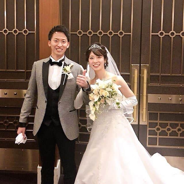 ホテルモントレウェディング【公式】 のインスタグラム：「♥ @montereyweddingをフォローして 『 #モントレ花嫁 』『 #ホテルモントレ』の タグをつけて投稿してくださいね＊*. . 💒👰ホテルモントレエーデルホフ札幌 @edel_hotelmonterey #卒花嫁 @chi_chan_1022 さまより 素敵なお写真をリグラムさせていただきました！ . 挙式と披露宴でヘアスタイルや ドレスの小物を替えガラリとチェンジ☆ . ——————————. ◆ブライダルフェア予約はこちらをcheck＊* http://bit.ly/2pAvY9m ◆ホテルモントレエーデルホフ札幌の公式HPはこちら* https://www.monterey-wedding.jp/edelhof/ ——————————. . #ホテルモントレエーデルホフ札幌 #モントレエーデルホフ札幌 #札幌 #sapporo #モントレ #モントレ花婿 #プレ花嫁 #卒花 #weddingdress #プラコレ #ウエディングニュース #marryxoxo #wedding #dress #結婚式場 #日本中のプレ花嫁さんと繋がりたい #ブライダルフェア #結婚式 #パーティ #披露宴 #2020年春婚 #2020年夏婚 #2020年秋婚 #2020年冬婚 #ホテルウェディング」