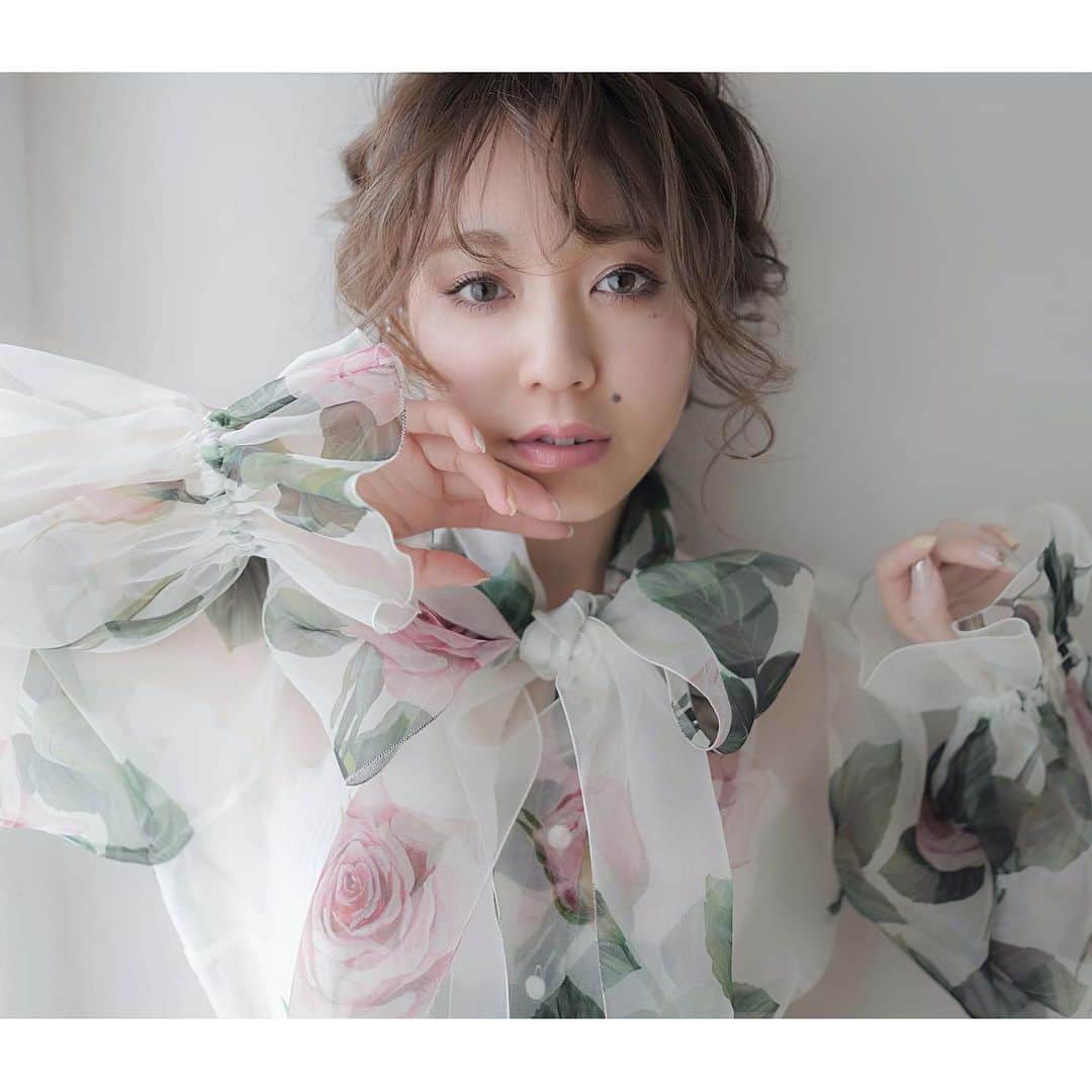 RabichePowのインスタグラム：「フロントからの美しいシルエット あまり巻きすぎず程よいカール感で 大人かわいいスタイルに❤️ . お気に入りのお洋服に合わせて💙 . #rabichepow#フラワー#ラビッシュポー#ヘアメイク#結婚式」