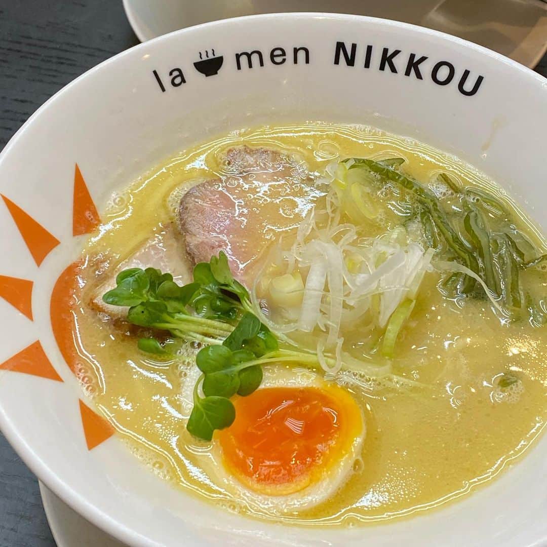 朋未のインスタグラム：「滋賀県でいちばん美味しいと噂のラーメン屋さん  鶏白湯ラーメン(塩) 豚たたき丼  あっさりしてるのにうまみはぎゅっと。  #ラーメンにっこう #ラーメン部 #滋賀ラーメン #ramen #ramennoodles #chickenpaitan」