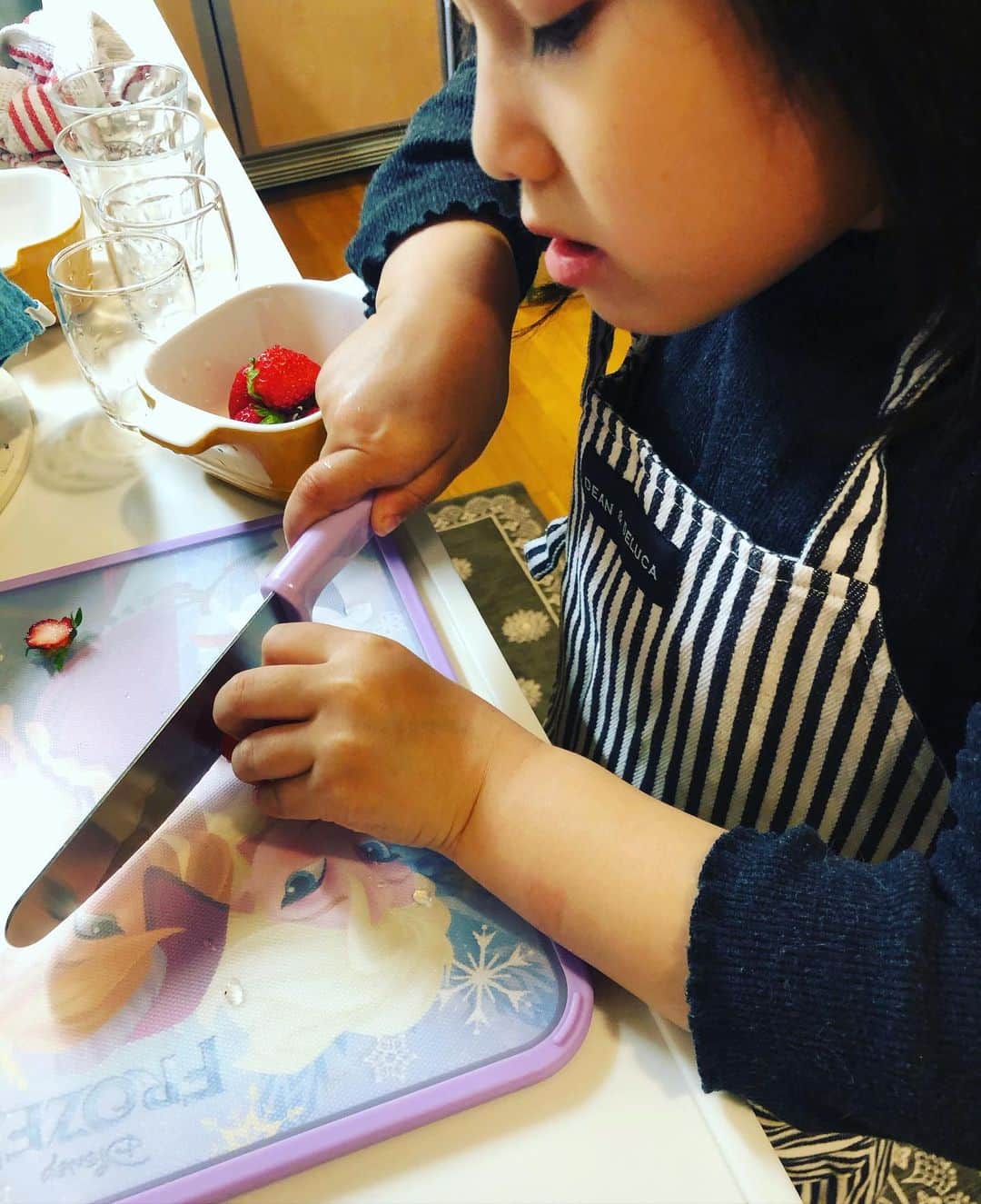 依布サラサさんのインスタグラム写真 - (依布サラサInstagram)「おうち時間用に、 Frozenの子供包丁まな板セット買っちゃった🔪 初のいちごカット🍓 #stayhome #おうち時間　#こどもクッキング　#4歳女の子 #サラミニ」4月12日 17時41分 - sarasaifu