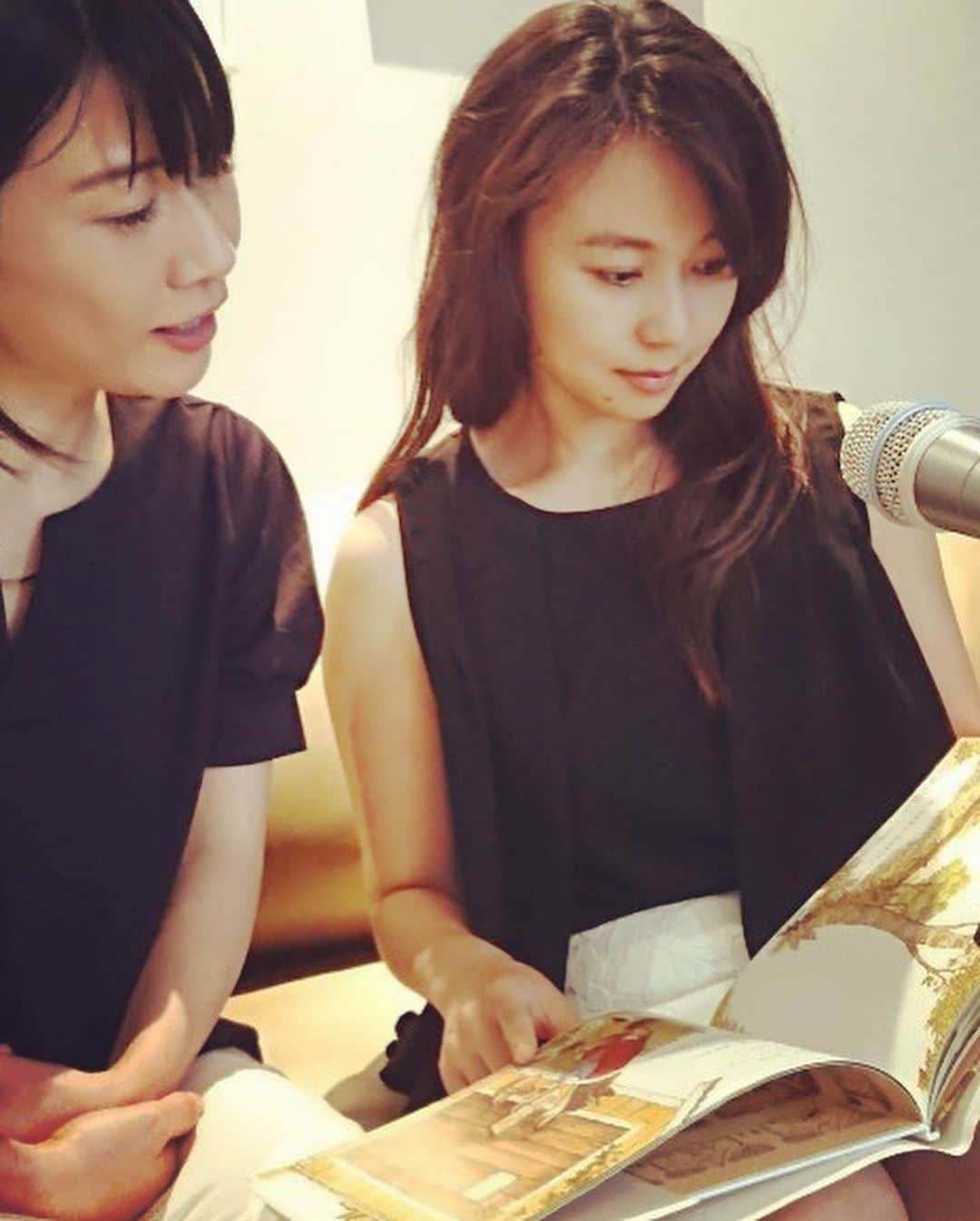 女子アナ47さんのインスタグラム写真 - (女子アナ47Instagram)「【読み聞かせチャンネル毎日更新！】皆さまコロナウイルスによる外出自粛が全国的にも広がりますがいかがお過ごしでしょうか？  さて、子どもも大人もstay homeしてなければならない方が多い中、なにか子どもたち、ご両親のために少しでもチカラになれたら、、と思い、現在読みきかせチャンネルを毎日更新しています。 https://www.youtube.com/channel/UCKk84Mts8ESM7skwCpt5jOQ  私たちは私たちにできることを！ #コロナに負けるな  YouTubeで、『女子アナ47』 もしくは『アナウンサー　えほん』と検索いただけたらたくさん出てきます！ 少しでもなにかお力になれれば幸いです。  #ママイベント #mamagirl #mamalife #親子イベント  #ママアナウンサーズ #子育て中  #ママスタ #mamapress  #妊婦さん #ママアナウンサー　#えほん  #アナウンサー #フリーアナウンサー #47発信プロジェクト #女子アナ #女子アナ47  #女性の活躍  #絵本読み聞かせ #読み聞かせ絵本  #フレーベル館　#youtube #アナウンサーが読む絵本　#kiramamatokyo #コロナに負けるな日本 #coronavairus」4月12日 17時41分 - jana47com