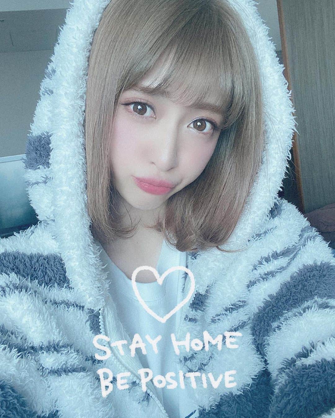 新部宏美さんのインスタグラム写真 - (新部宏美Instagram)「#stayhome #bepositive 🏡🧡💛💗 * 人と会うってすごくパワーになっていたんだなあと感じる日々です💭💭」4月12日 17時40分 - piromin_1202
