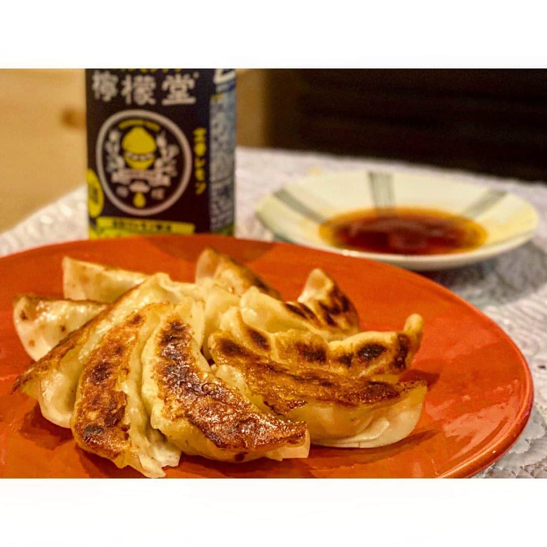 中田奈沙さんのインスタグラム写真 - (中田奈沙Instagram)「#stayhome Gyoza🥟✖︎ Lemon sour🍋 餃子とレモンサワーの晩酌は 最高でしかない☺️✨ . #奈沙ごはん #おうち時間  #cooking #gyoza #dumplings #foodie #foodporn #foodpic #instafood #foodgasm #foodstagram #dinner #coronavirus #covid19 #lemonsour #餃子 #手作り #自炊 #檸檬堂 #レモンサワー #レサワ #緊急事態宣言  #コロナに負けるな #コロナ #おうちごはん #夜ご飯 #餃子部 #焼餃子 #おつまみ」4月12日 8時46分 - nasa_nakada