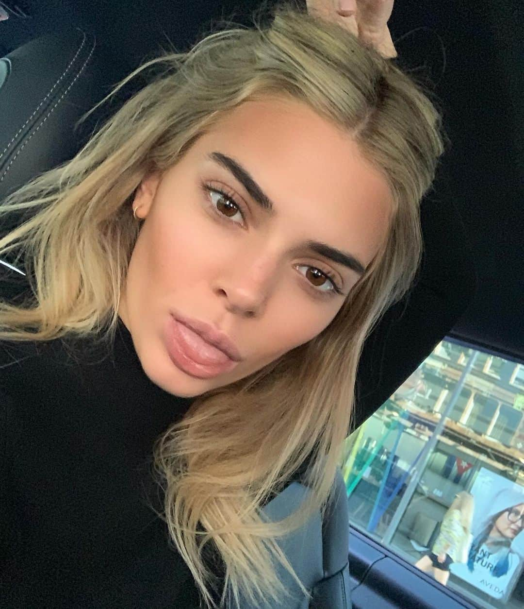 ケンダル・ジェンナーさんのインスタグラム写真 - (ケンダル・ジェンナーInstagram)「1 week as a blonde, remember?」4月12日 8時51分 - kendalljenner