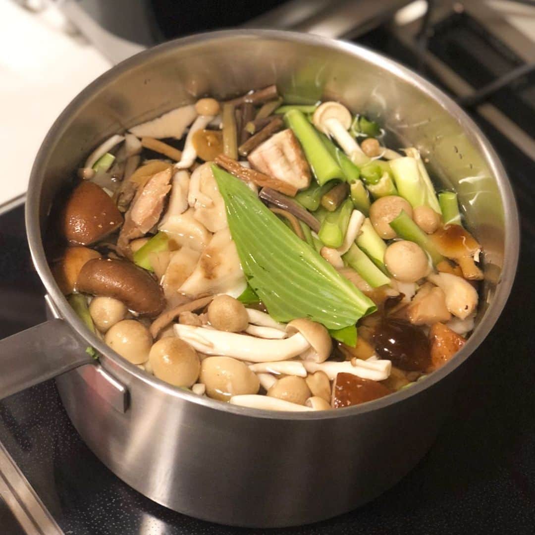 岡田育さんのインスタグラム写真 - (岡田育Instagram)「A field trip dinner party at home!! 🌸🏕🌸 . Japanese traditional edible wild plants “sansai” 🌱 delivered from Yamagata Prefecture, both in hyper luxury bento box 🍱 and hotpot noodles 🍜 Don’t worry meat eaters, it also contains slices of wagyu beefsteak, teriyaki trouts and desserts. 🌿🍖🌿🐟🌿🍄🌿🥢🍶😋🥢🍶😋 See also : @sansai_dewaya #sansai #dewaya #yamagata #stayhome #dinnerathome #selflockdown #selfquarantine #japanesevegetables #japanesecuisine #edibleplants #eatnatural #eatlocal #springdishes . . う、うまー！ ごちそうさまでした！ 日本ならではの贅沢、ニューヨークでなめこがちょんぼり載っただけの山菜そばに20ドル近く出してたのが信じられない豊かさよ……何回かに分けていただいて、残ったタレやつゆで野菜料理まだまだ楽しめそう。大評判を聞いてお取り寄せ。いずれ旅館にも伺ってみたいものです。 #出羽屋の山菜料理 #山菜料理出羽屋 #山菜お重 #月山の山菜 #おせち料理みたい #日本料理 #山菜料理 #出羽屋」4月12日 9時15分 - okadaic