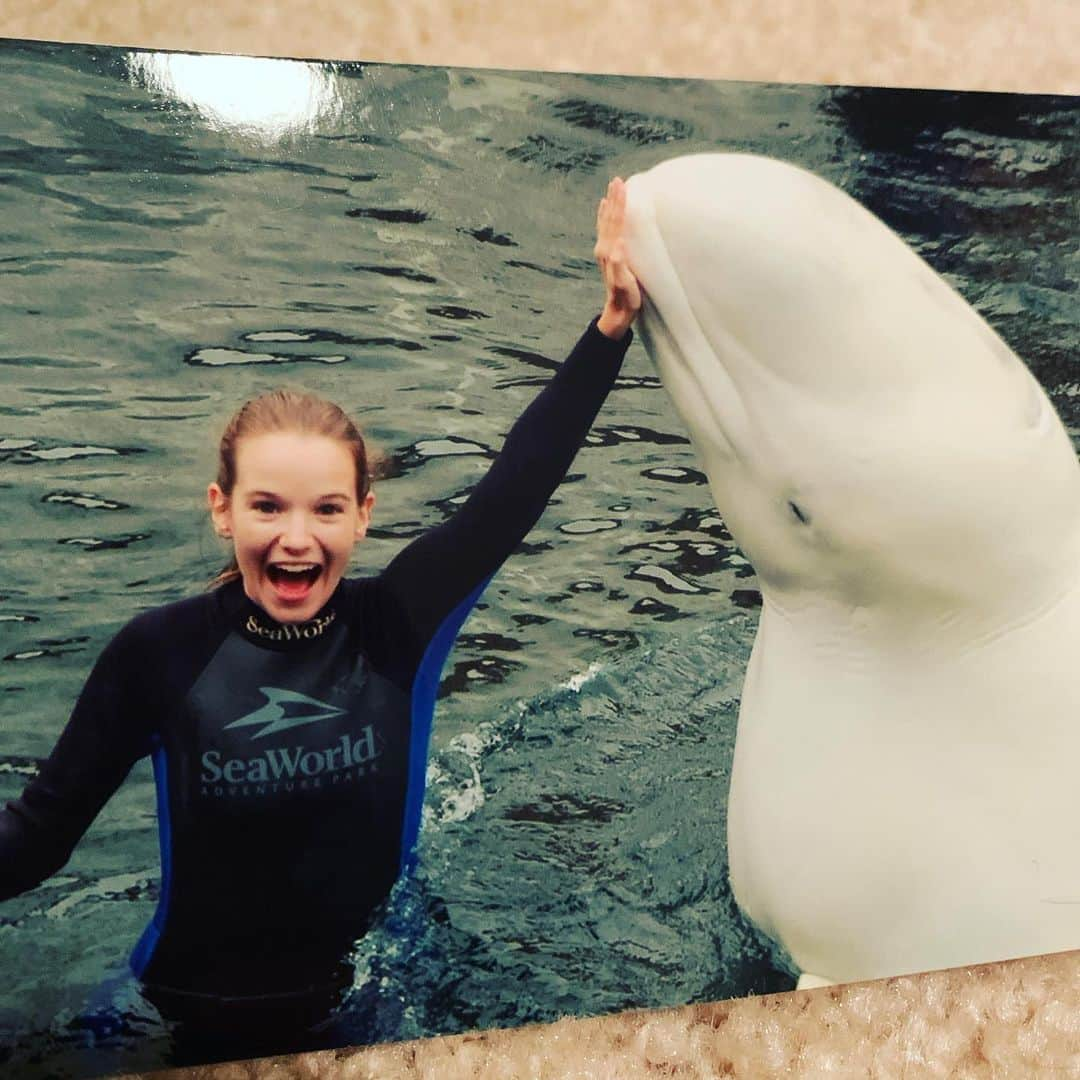 ケイ・パナベイカーのインスタグラム：「September ‘08. I was supposed to be in Oregon shooting a movie whose funding had fallen through. My mom wanted to get my mind off of the anxiety and took me to Seaworld San Diego for a behind the scenes tour. I had no idea I would be a zookeeper myself 10 years later. But this was a momentous occasion in my life. I bonded with Rosie, a beluga whale who was slowly getting over the loss of her baby. This is a very difficult time for so many people. My heart hurts for everyone, people and animals, that have been so drastically affected by this pandemic. Stay home, so we can all get back to caring for those that matter most to us.」