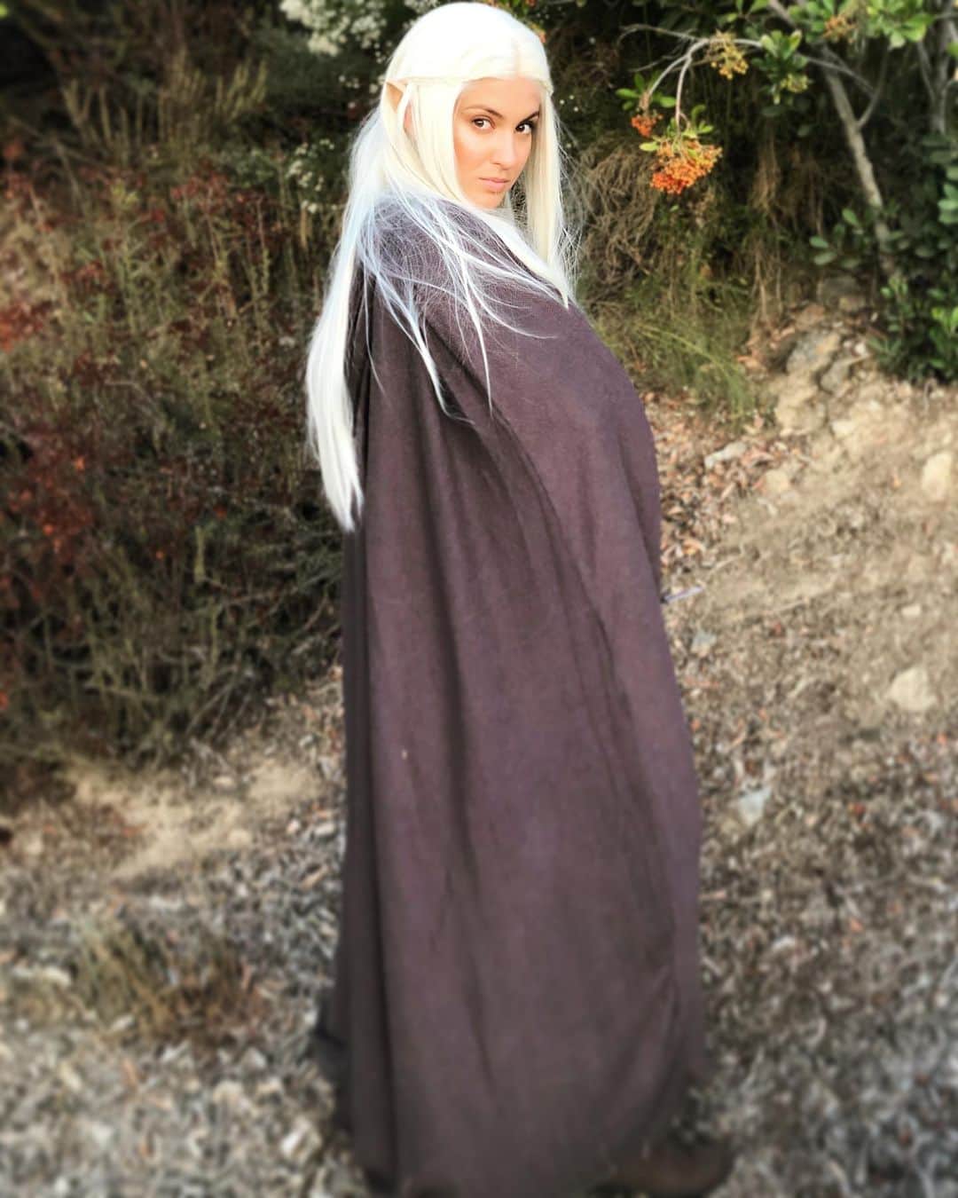 トーライ・ケリーのインスタグラム：「currently reading the 3rd installment of lord of the rings, so here’s a throwback from when i was legolas for halloween🧝🏼‍♀️ #accidentalbars」