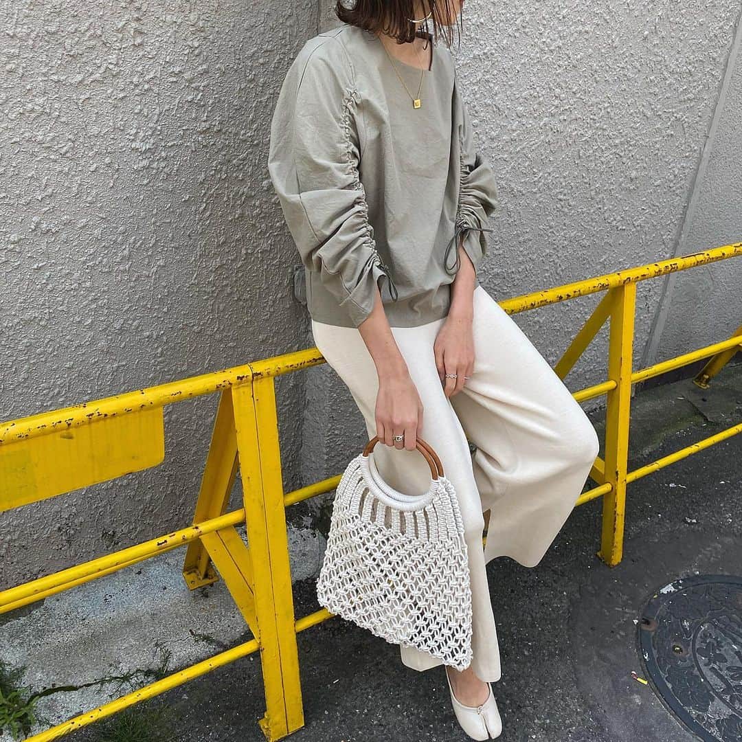 美生のインスタグラム：「皆さんのおうちでドノバンの﻿ 素敵なpostを拝見させていただき﻿ 幸せな気持ちに…🌸﻿ ありがとうございます🙇‍♂️✨ ﻿ 明日より皆様のpostをシェアさせていただき﻿ 順次クーポンコードを送らせていただきます♡﻿ 来週の金曜日のLIVEにて プレゼント抽選会🎁です♡ ﻿ わたしも昔の写真と﻿ おうち写真mixで﻿ たくさんドノバンコーデ﻿ postしたいです♡﻿ ﻿」