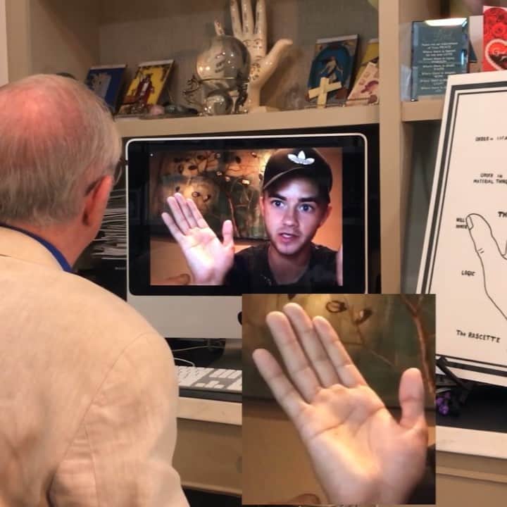 ジャック・ジョンソンのインスタグラム：「Stumbled upon this YouTube video of a guy analyzing my palm... I’m actually in awe 😂😂😂 I learned that I should’ve taken carpentry as an elective in high school, and that my thumb is powerful as fuck 😤」