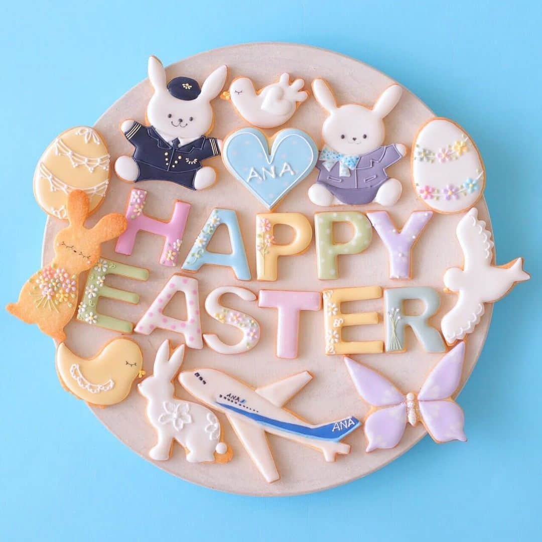 ANAさんのインスタグラム写真 - (ANAInstagram)「Happy Easter!!💛﻿ ﻿ #今日はイースター #4月12日 #イースターエッグ #イースターバニー #ハッピーイースター #春の到来 #復活祭 #アイシングクッキー #うさぎ #たまご #パイロット #客室乗務員 #飛行機 #制服 #飾りつけ #パステルカラー #平和を願って #easter #easteregg #bunny #rabbit #happyeaster2020 #congratulation #icingcookies #spring #pastelcolour #colorful #peace #ana_jp﻿ ﻿ 旅の思い出は「#anaタビキブン」をつけて投稿してね☺インスタやANAの各メディアでご紹介していきます✈」4月12日 9時51分 - ana.japan