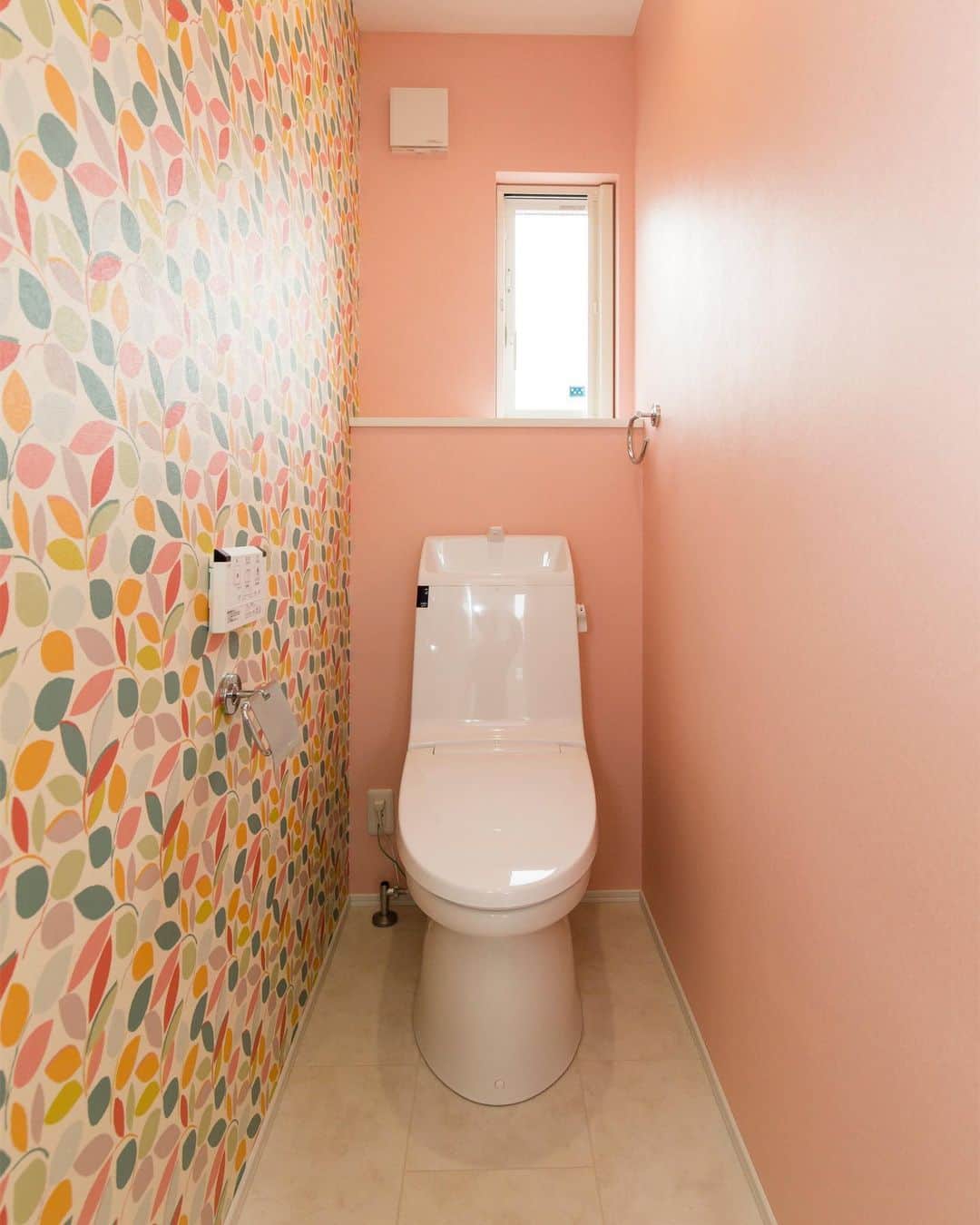 homelife 夢を叶える暮らし方のインスタグラム：「【ピンクの壁紙】 . . こだわりのトイレはピンク一色でキュートに！ ガーリーな雰囲気が素敵です。 . . こちらのお家はアーキホームライフのお施主様邸の施工写真です。 その他の施工写真は、 @homelife_gallery のURLからご覧いただけます。 . 家づくりの資料請求はコチラから @homelife_shiryou . . #トイレ #壁紙 ＃トイレ壁紙 ＃可愛い #キュート #ガーリー #ピンク #家族 #こだわり #広い #おしゃれ #個性的 ＃クロス ＃まったり #マイホーム計画 #ローコスト住宅 #マイホーム #夢のマイホーム #間取り #シンプルな暮らし #暮らしを楽しむ #注文住宅 #自由設計 #デザイン住宅 #myhome #family #house #home #homelife_京都 #homelife_大阪 #homelife_兵庫 #ホームライフ #ホームライフ100 #アーキホームライフ」