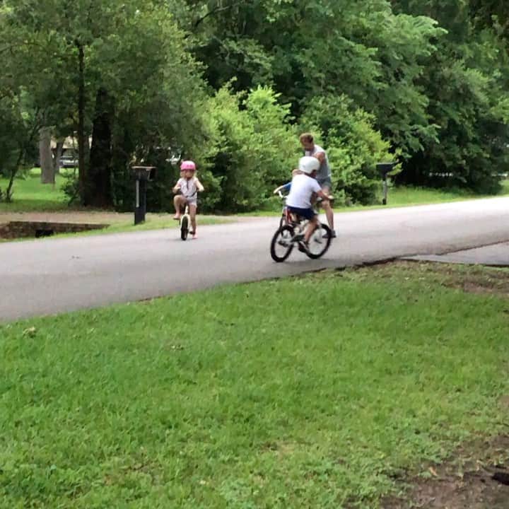 のインスタグラム：「One handed wheelies by tomorrow... guaranteed! ⚡️TCFB #HeCameFromMyBalls」