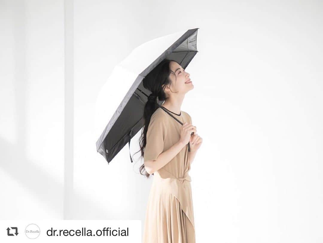 久保陽香さんのインスタグラム写真 - (久保陽香Instagram)「. . . 以前使用した時、日差しをしっかり カットしてくれる安心感がありました。 . . #repost @dr.recella.official via @PhotoAroundApp .﻿ 🌞オリジナル日傘プレゼント🌞﻿ ﻿ 対象のUV製品をご購入で﻿ リセラオリジナル日傘を﻿ プレゼント🎁﻿ ﻿ --------------------------﻿ 【𝟷】遮光率100%﻿ 完全遮光生地使用﻿ ﻿ 【𝟸】遮へい率99.9%﻿ しっかりUV対策﻿ ﻿ 【𝟹】晴雨兼用﻿ 撥水・防水加工生地で﻿ 雨天時も安心﻿ ﻿ 【𝟺】軽量&丈夫﻿ 風に強いとされている﻿ グラスファイバー使用﻿ --------------------------﻿ ﻿ 便利な収納袋付きなので、﻿ 傘をしばらずに簡単に﻿ 収納が可能！✨﻿ ﻿ 収納袋は﻿ ちょっとしたときの﻿ 荷物入れとしても﻿ お使いいただけます。 ﻿ ﻿ 外出ができるようになった時﻿ の紫外線対策にぜひご活用﻿ いただきたい日傘です🌂﻿ ﻿ 期間限定の﻿ キャンペーンですので﻿ お見逃しなく！﻿ ﻿ ﻿ ドクターリセラ公式通販﻿ もしくは取り扱いサロン﻿ で開催中です👒﻿ (開催の有無は﻿ サロンによって異なります)﻿ ﻿ ﻿ #ドクターリセラ #リセラ #奥迫協子﻿ #無添加 #ノーファンデーション ﻿ #日傘 #晴雨兼用 #完全遮光 ﻿ #UV #UVケア #日焼け対策 ﻿ #日焼け止め #紫外線#紫外線対策」4月12日 10時05分 - kubo_haru