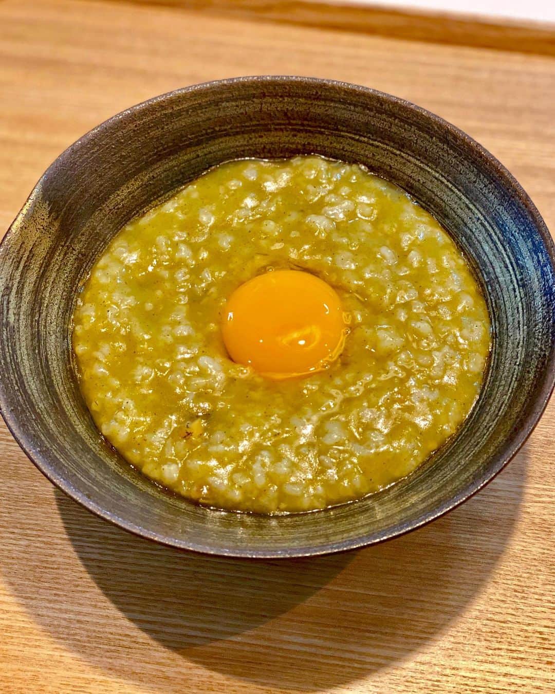 のインスタグラム：「朝食で、大人気通販らしい博多『大東園』のアワビ粥に卵黄のっけ。﻿ 海の恵みの味がして、アワビの食感も嬉しくて、美味しいな〜！﻿ ﻿ #大東園 #具義韓国料理2020 #具義卵黄2020 #おうち時間」