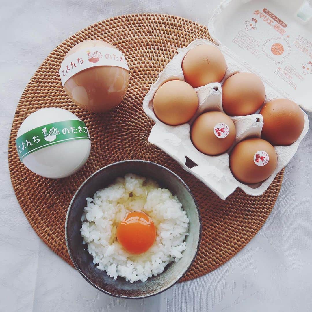 太田葉子のインスタグラム：「この機会に、ずっと気になっていた﻿ #とよんちのたまご をおとりよせしてみました💛﻿ ﻿ ﻿ エサからこだわって育てられているという﻿ 新鮮で美味しいたまごさま🥚🥚🥚﻿ ﻿ ﻿ まずは純粋にたまごの味を感じるために﻿ たまごかけごはんでいただきました♡﻿ ﻿ ﻿ 美味しい！！🤭🌸﻿ ﻿ ﻿ 自粛生活中の食卓に、おいしいという喜び💛﻿ ありがたいなぁ﻿ ﻿ ﻿ たまごの他にも、プリンとかロールケーキ﻿ 温泉卵、金色と銀色の燻製卵もあります！🐣﻿ (写真左上のたまご型の容器はプリン🍮✨)﻿ ちなみに激ウマでした！😳﻿ ﻿ ﻿ ネットでも買えるので、﻿ みなさんもぜひ！！﻿ ﻿ ﻿ 栄養いっぱいのたまごを食べて﻿ 免疫力あげていきましょーー！！💪🏻💪🏻✨﻿ ﻿ ﻿ #とよんちのたまご﻿ #たまごかけごはん﻿ #おとりよせ もできるよ🥚﻿ #おうち時間　﻿ #stayathome﻿ #TKG」
