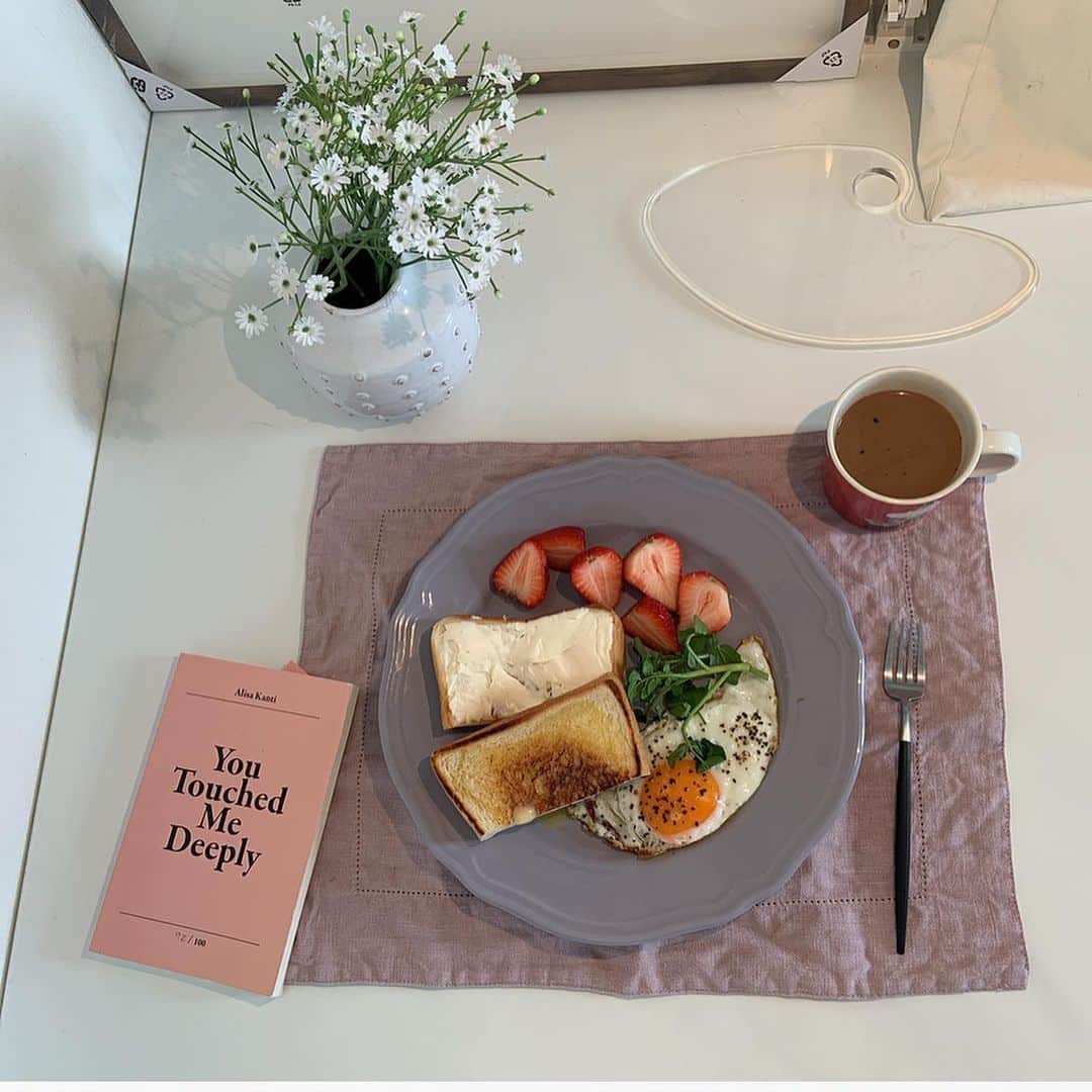 のインスタグラム：「Eat well Live well 3  いちご🍓 クリームチーズ🧀 パン🍞 コーヒー☕️ いただきまーす‼️ . 梨泰院クラス見終わったから 今日は何見ようかな〜☺️ How’s your safe weekend?  #mybreakfast #ppap #prayforpeopleandpeace」