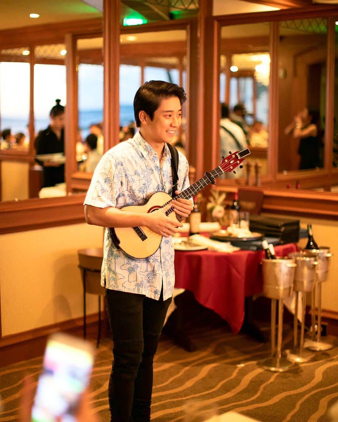 Eden Kaiのインスタグラム：「Even when times are tough, stay strong & Don’t give up on your dreams. I’m never gonna give up creating music for you.  BE UNSTOPPABLE.  辛い時であっても、夢は諦めないで下さい。自分もめげずに貴方への曲を書き続けます。 周りに左右されず、真っ直ぐ前進あるのみです...!!」