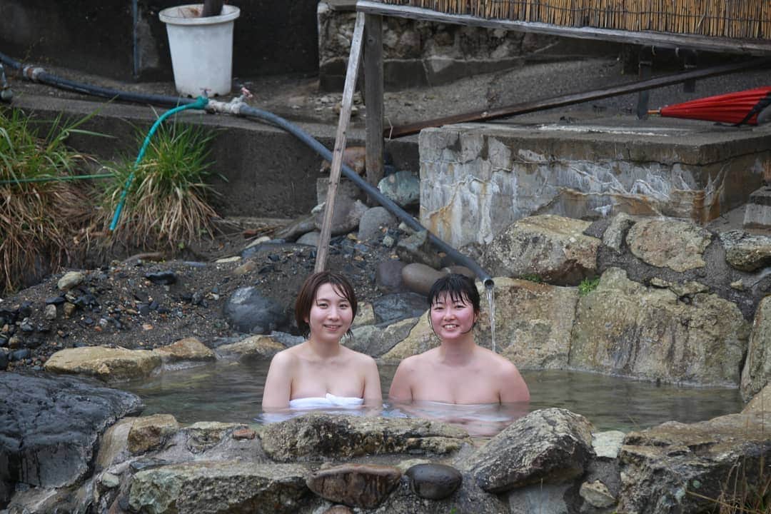 のインスタグラム：「金井旅館にある マニアオススメ湯だまり ・ そして YouTubeに動画公開しましたー まゆたこ温泉CHのまゆちゃんとコラボです♪ 見てねー https://youtu.be/7g2v59wVqrE ・ まゆたこ温泉CH 【温泉】しずかちゃんからの質問コーナー＆温泉マニアがお勧めの「湯だまり」とは！？ https://youtu.be/RWDr_5_ORiA ・ デジタル写真集発売中！ 夢だった写真集の第１弾です♪ しずかちゃんのぽっちゃり混浴温泉記【万座温泉・湯の旅館編】: 恥ずかしいから、そんなに見ちゃだめ！ (LAZY BOOKs) |  https://www.amazon.co.jp/dp/B085QHVT9X/ref=cm_sw_r_tw_apa_i_YL4AEb4JS3N3E ・ 私のオリジナル湯活Tシャツ 手ぬぐい/パーカー他 手書きの名入れできます ↓購入はこちら https://t.co/UvzGdLdEhc ・ #温泉モデル#しずかちゃん#温泉#混浴#hotsprings#mixbath#旅行#旅#trip#travel#露天風呂 #japan#japanese#girls#女の子#笑顔#smile#ポートレート#タオル１枚#YouTuber#コラボ#秘湯#入浴#bathing#bathtime#栃木県#湯西川温泉#金井旅館#貸切風呂#露天風呂」