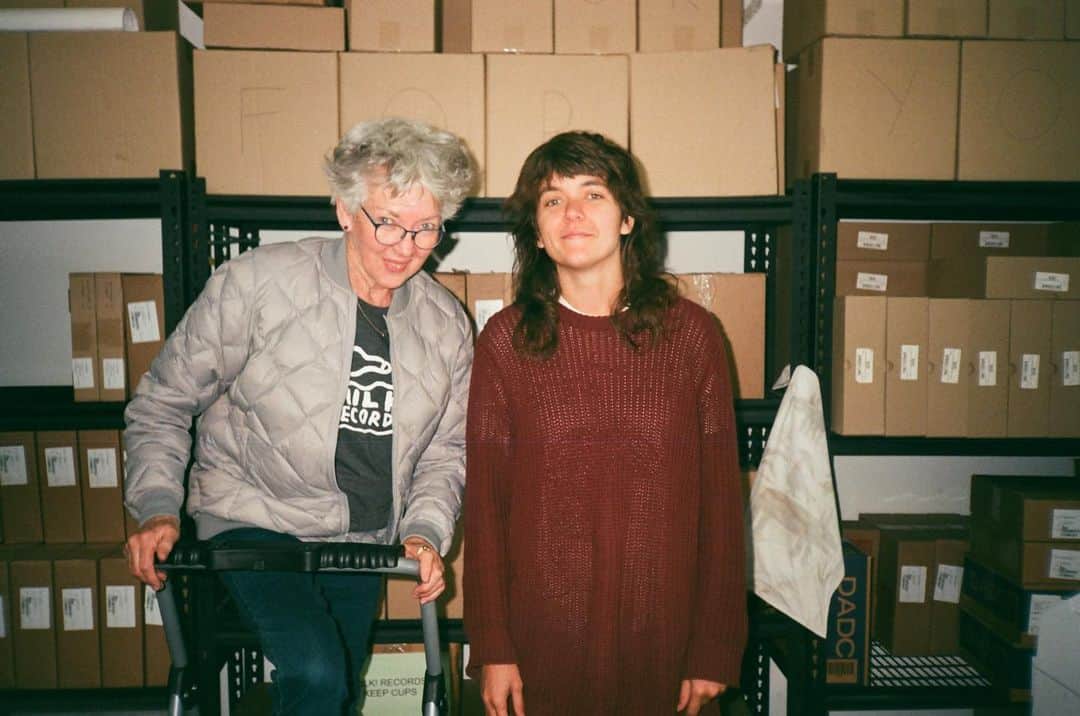 コートニー・バーネットのインスタグラム：「Happy birthday to my Mum!! Love you ❤️❤️ photo from I don’t know what year but I love that you climbed up the ladder to be as tall as me 📸 @marcelle_us_wallace or @hachikumusic」