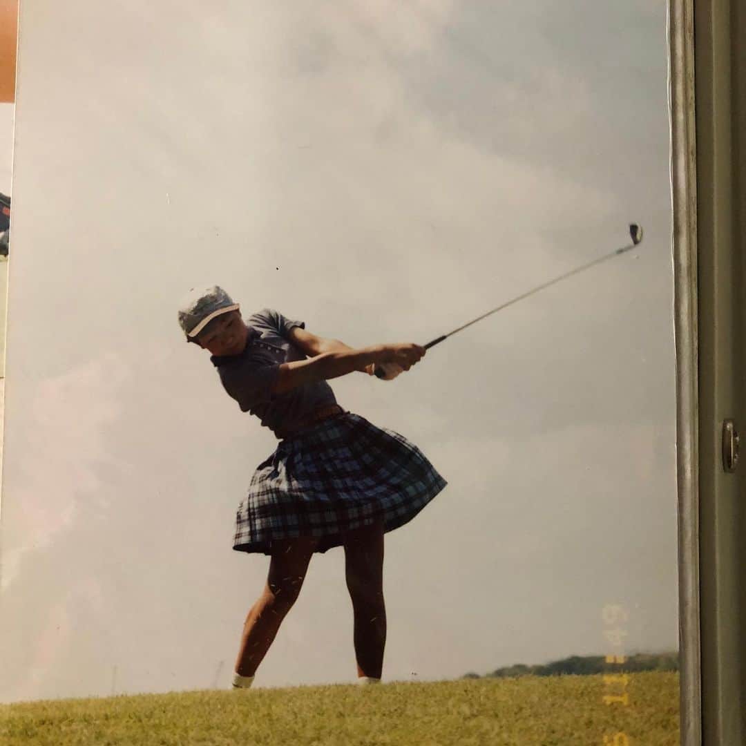 上原彩子さんのインスタグラム写真 - (上原彩子Instagram)「生い立ち9﻿ ﻿ 私の記憶では、6年生の夏から本格的にゴルフを初めました。﻿ 家の近くのゴルフショップがオープン記念の為ゴルフバックとクラブのセットが19800円のチラシを長女が発見し、オープン前から並んでくれてゲットしてもらいました⤴️﻿ 1枚目の写真に写っているのが、あの時のゴルフバックとクラブセットです。﻿ ﻿ 2.3枚目は、森口祐子プロに沖縄でレッスンして頂いた時の写真です。🥰﻿ ﻿ 4枚目は、沖縄カントリークラブで開催された、アマチュア大会の時の写真です。﻿ ﻿ 5枚目は、従姉妹のバレエ発表会を観に行った時の写真です。﻿ ﻿ 6枚目は、長女と一緒に写真。「ハンコください」のTシャツ🤣良く着ていたのを覚えてる🥳  #沖縄 #生い立ち #家族 #19800円 #キャンペーン #バレエ #発表会 #6年生  #従姉妹 #森口祐子プロ」4月12日 10時53分 - ayako_uehara.golf