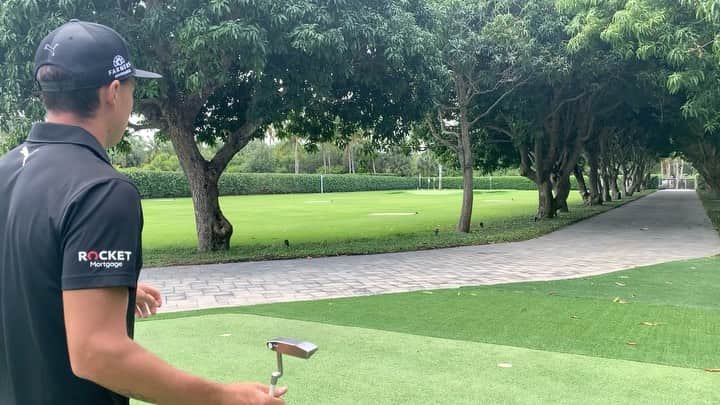 リッキー・ファウラーのインスタグラム：「How do you #PracticeWithPix ?? •  The first picture will give you a POV of where I am at set up...I can’t see my left eye or nose as they get covered up by the ball and putter head...my right eye is behind the putter and just under the line/just inside the middle of the ball •  Birdseye video will be a little distorted because of the angle not being from my eyes but gives you a rough idea if you were to imagine the ball being about 2 inches up on the black line...one of the things I focus on throughout the stroke is where I’m looking...I look at the ground behind the ball and don’t move my eyes until the ball has rolled a couple feet...one way I like to work on my eyes staying still is putting a dime behind the ball as if it was your ball marker...hit putts while keeping your eyes on the dime...this helps with releasing the putter naturally and not looking up toward the hole causing you to push/pull/guide it •  Face on...after checking things on the mirror it’s time to hit some putts without it...first when I come in to set up to a putt I always walk in and set the putter in first with my right hand (unless I’m working on something that is off) this helps promote a consistent set up...don’t dictate where the putter has to go let the putter dictate where you stand...second when the putter is swinging properly I like to see the butt of the grip point back in a very similar spot throughout the stroke which for me is just left of my bellybutton •  Down the line...you’ll see it’s a pretty relaxed position at set up...slight bend in the knees and even weight distribution...one thing I like to see here is a little bit of my left forearm vs being hidden by my right one and then the shaft and forearms being on the same plane •  The last couple videos it’s just fun to watch the @taylormadegolf #TP5pix roll...if the things above aren’t done properly the ball will give you quick feedback...how do you #PracticeWithPix ?」
