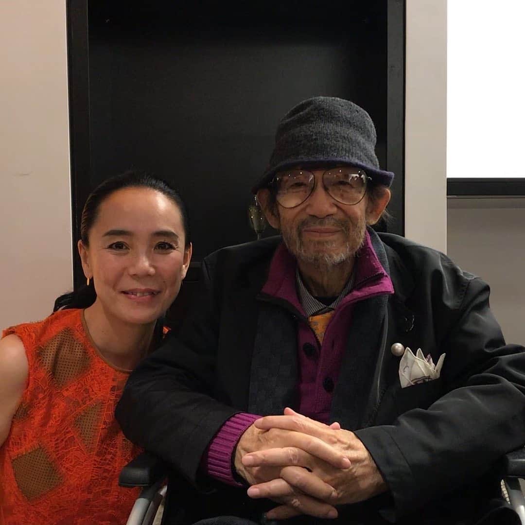のインスタグラム：「去年、Parisで。 『ああ…君、どこまでも行きなさい、どんどん行きなさい、自由に！』 と、優しい目の奥の鋭い光と共に告げられ、泣きそうだった。  隣には恭子さんが微笑んで…… 握った手のぬくもりと力強さ…最期まで映画を愛し映画と共に生きて逝った人。 ……こちらこそ、ありがとう  Last year at the Paris,  He told me, “You can go further away, keep going and go freely.” I was about to cry by his word with his gentle eyes and sharp light of behind the eyes.  Kyoko-san was next him and was smiled…  I held his hand, it was warm and strong. He loved the film until the end and he lived with film for last minutes.  Rest in peace.  #大林宣彦 #尾道 #おおきな手 #nobuhikoobayashi  #onomichi  #hiroshima  #filmdirector  #rip」