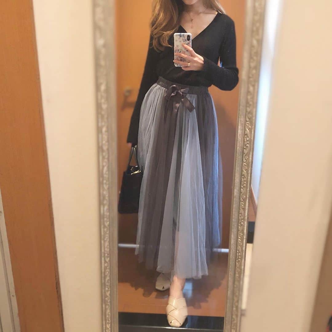 菊池かなこのインスタグラム：「👗𝑓𝑎𝑠ℎ𝑖𝑜𝑛👠 近場にしか出掛ける機会が無いので ローヒールのこの靴がすごく活躍🥿🎶 @vivian_collection_official の スクエアトゥざっくり編み込みデザインスリッパ . いまウルトラセールで 夏物もMAX50%オフになってるよ☺︎ . @grl_official のスカートも ブルーのグラデーションでひらひらしてて可愛い😍 . . 👚 @rosebud_official_ 👗 @grl_official 👠 @vivian_collection_official 👜 @thinkbee_official . . ୨୧┈┈┈┈┈┈┈┈┈┈┈┈┈┈┈┈┈୨୧ #grl#グレイル#thinkbee#シンクビー #fashion#ファッション#code#codenate #コーディネート#コーデ #viviancollection #vivian公式アンバサダー#vivianコーデ #2020ss #zozotown #ゾゾタウン #春ファッション #春コーデ #プチプラコーデ #プチプラファッション #プチプラ高見えコーデ#パンプスコーデ  #今日の靴 #靴好きな人と繋がりたい #足元倶楽部  #ハイヒール#パンプス#スクエアトゥ」