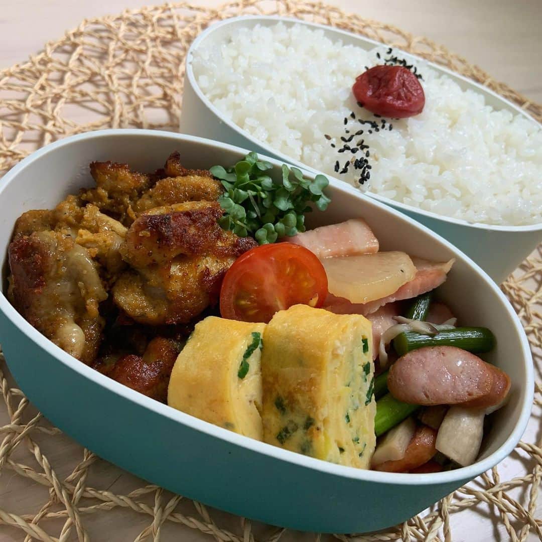 本田しおりのインスタグラム：「#今日のお弁当  #鶏のカレー風味唐揚げ #長葱と青葱入り出し巻き卵#大根とベーコンの炊いたん#ニンニクの芽とエリンギとウインナーのトリュフ塩炒め  #お弁当 #本田弁当 #旦那さん弁当 #神ちゃん弁当」