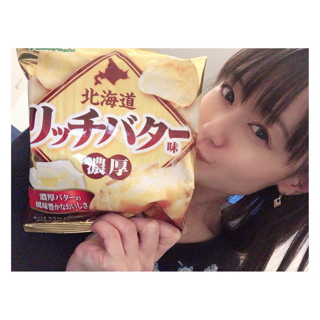 柳野玲子のインスタグラム：「今日のおやつは何かな🥰 私は… 以前から大好きなポテチです✨ #ポテチ #ポテトチップス #リッチバター #山芳製菓 #板橋区」