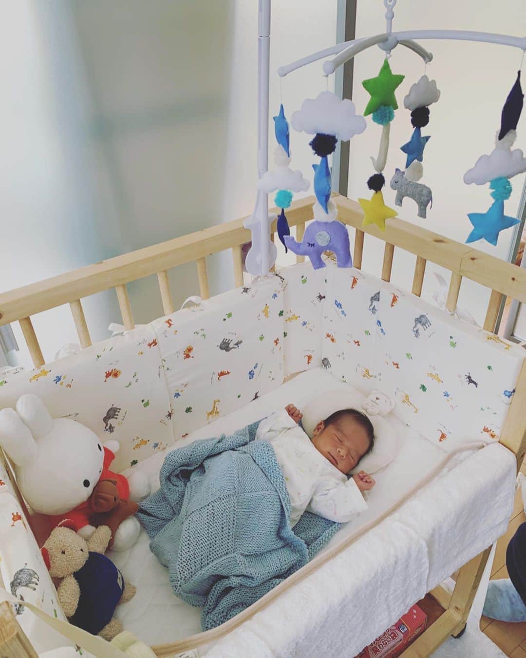 瀬間友里加のインスタグラム：「2weeks👶たくさんのお祝いメッセージありがとうございました💓 父が作ってくれたベビーベッド💛 母が作ってくれたお包み💙 自分で作ったメリー💚 2週間が過ぎ、寝不足は続きますが気持ちよく寝ている姿を見れて幸せです👶 ☑︎足や手をたくさん動かすようになった ☑︎授乳後は目を開いてジッと見てくる♡ ☑︎お風呂大好き ☑︎泣き声が大きくなってきた! ☑︎よく飲む! ☑︎げんこつでおしゃぶりをする笑 #新生児 #ベッドメリー#ベビーベッド #生後2週間」