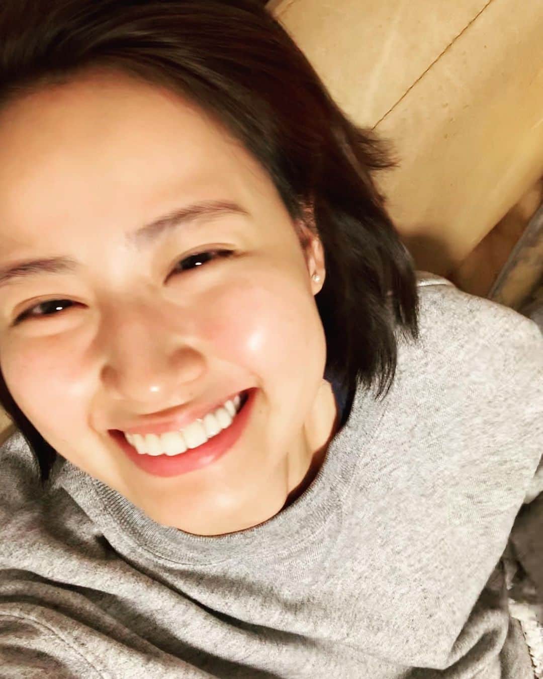 のインスタグラム：「・ おはもにーーー😆☀️！！ 今日は、日曜日だよーーー！！ ・  Good morning!!!😊🥰 Big smile!!! ・  #新谷あやか #shinyaayaka  #actress #女優 #英語の先生　 #englishteacher  #おはもに #goodmorning  #stayhome #staysmiling  #japanesegirl  #smile #bigsmile  #おうち時間  #笑顔が一番  #笑顔 #smile #笑おう」