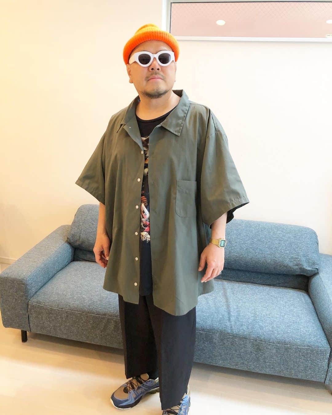 大地洋輔のインスタグラム：「本日も在宅ファッション雑誌風撮影📷  Photo by mitsue  hat no brand sunglasses @inari_eyedentity  shirt @fifth_general_store_tokyo  inner Guardians of the Galaxy  pants no brand  shoes @asics_sportstyle  @affixworks  #在宅ファッション #ファッション雑誌風 #在宅モデル #おじさんデブモデル #靴底ゴッシゴシ」