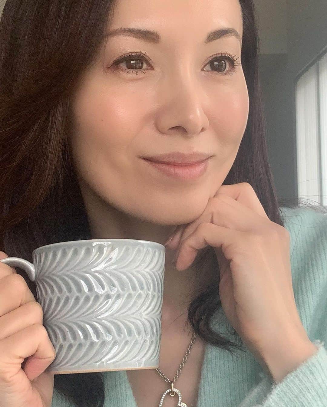 駒田奈美さんのインスタグラム写真 - (駒田奈美Instagram)「・ ・ ・ 少し肌寒い千葉 ・ ・ こんな日は お家で本でも読もうかな♪ ・ ・ お茶しながら読書… ・ 音楽聴きながら。。。 ・ ・ ・ #駒田奈美#オスカープロモーション#モデル#アラフィフ#本#読書#お茶#お家時間#自粛生活」4月12日 11時36分 - nami.komada