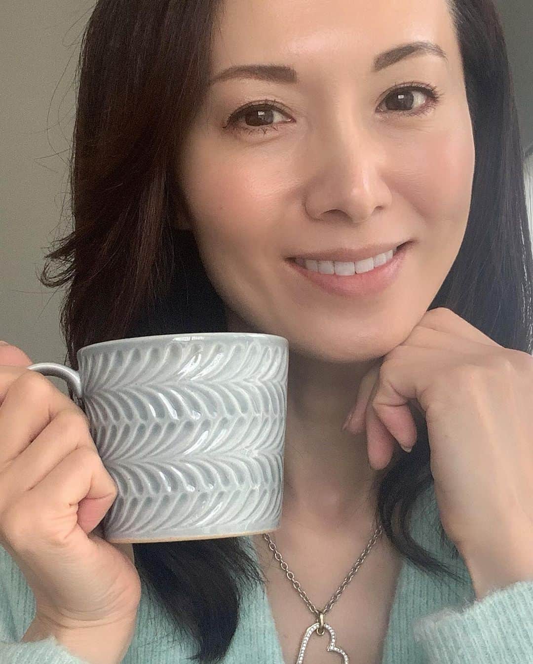 のインスタグラム：「・ ・ ・ 少し肌寒い千葉 ・ ・ こんな日は お家で本でも読もうかな♪ ・ ・ お茶しながら読書… ・ 音楽聴きながら。。。 ・ ・ ・ #駒田奈美#オスカープロモーション#モデル#アラフィフ#本#読書#お茶#お家時間#自粛生活」